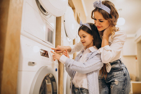 moeder en dochter bij wasmachine